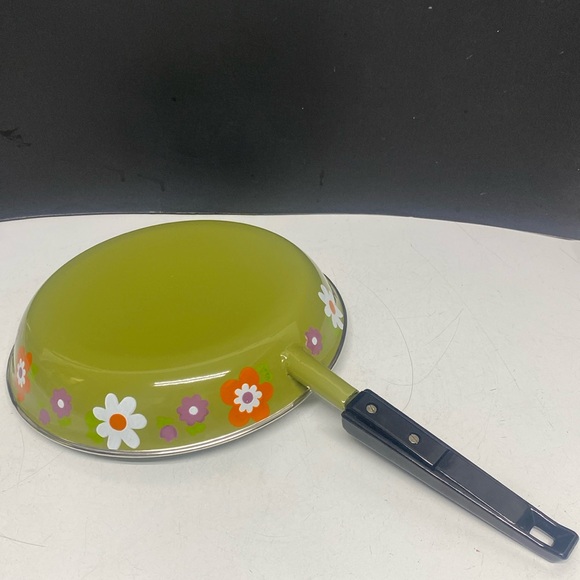 Daisy Flower Enameled Sauté Handled Pan - Picture 11 of 17